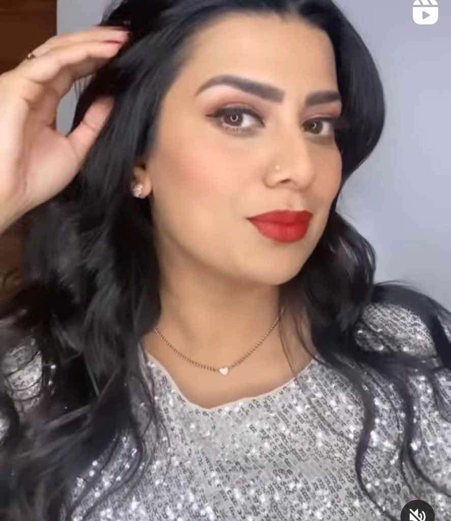 Model Fia's Perfect Makeup Tutorial For Wearing Red Lip Colour