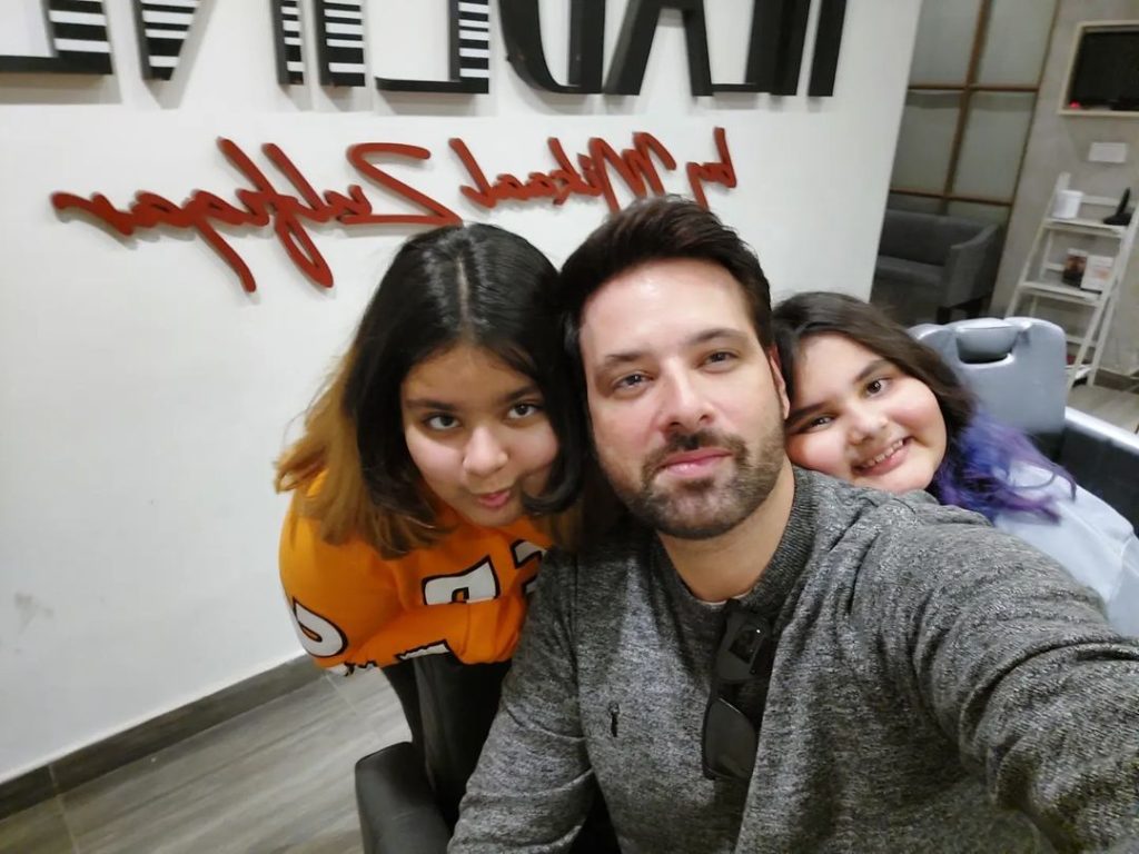 Mikaal Zulfiqar's Adorable Pictures With His Daughters