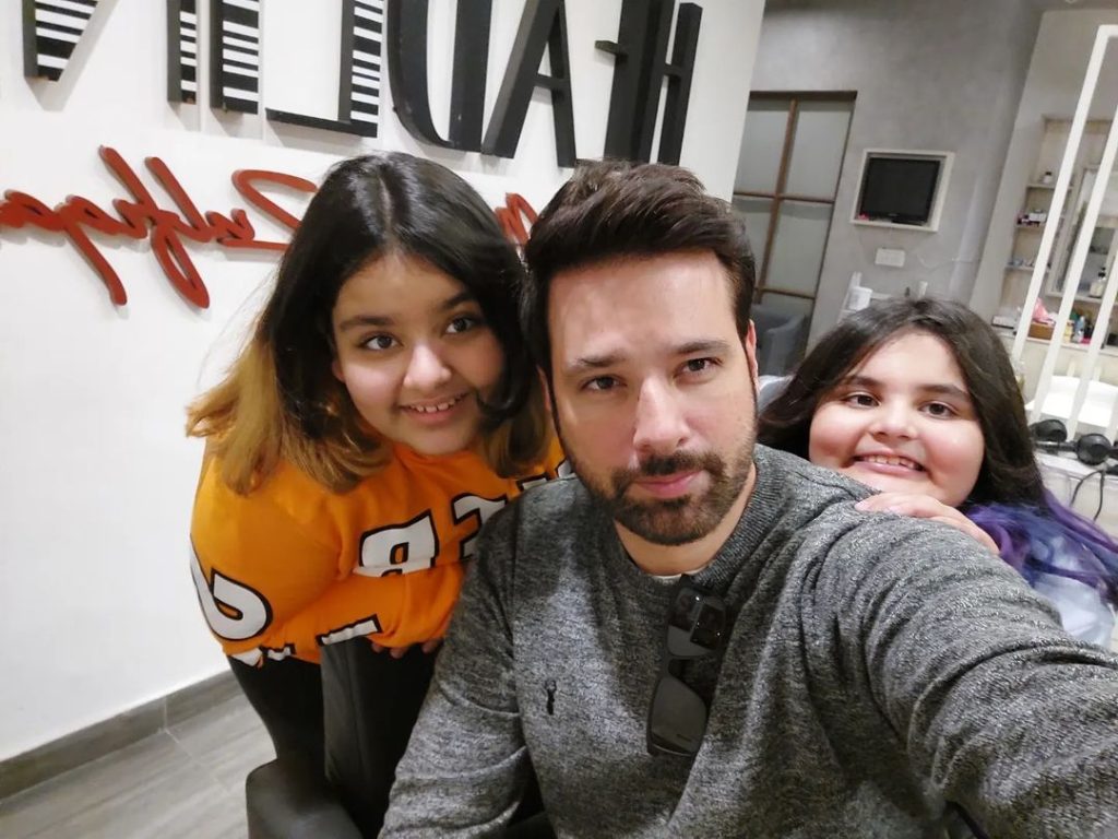 Mikaal Zulfiqar's Adorable Pictures With His Daughters