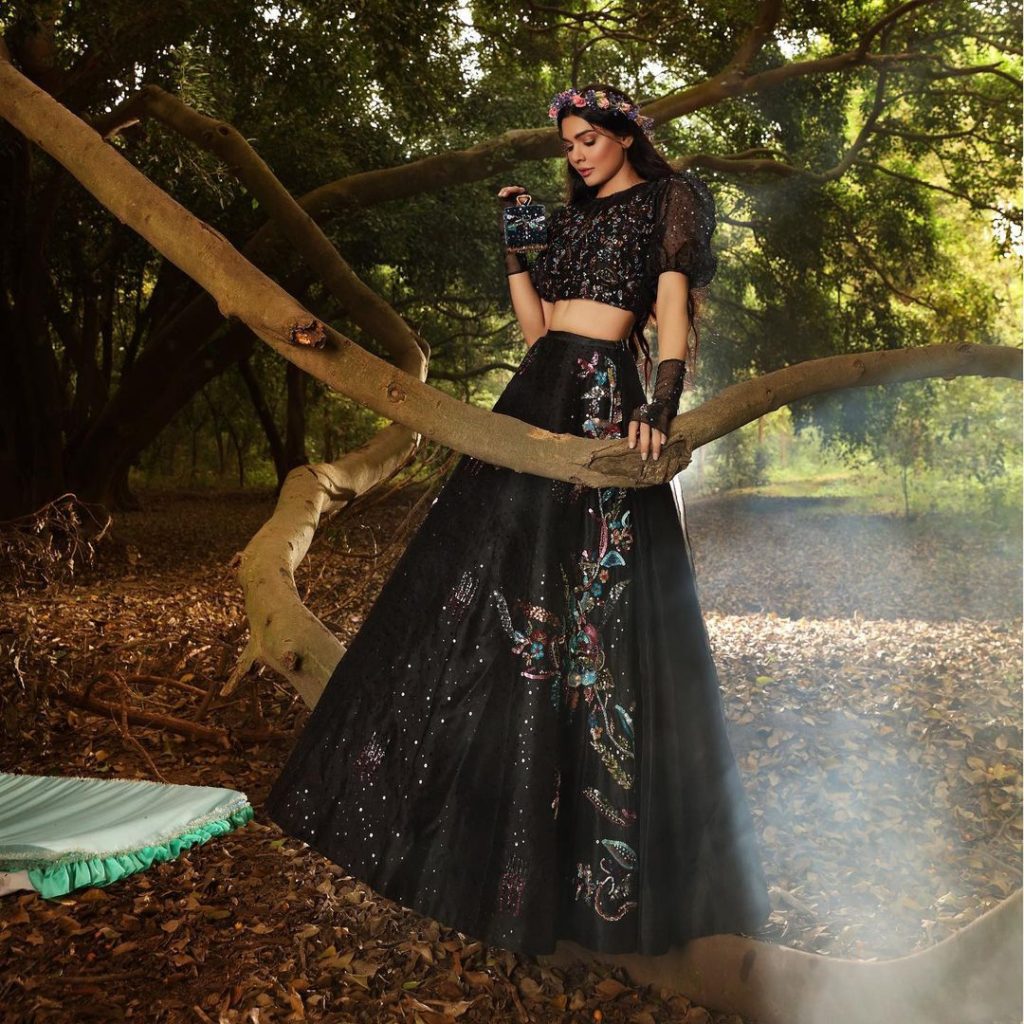 Sara Loren Flaunts Elegance in Her Recent Photoshoot