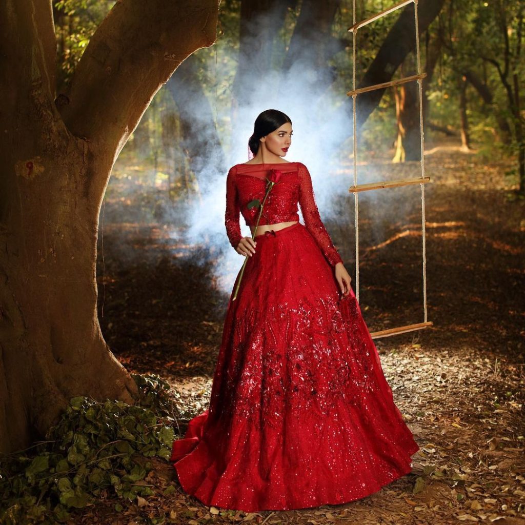 Sara Loren Flaunts Elegance in Her Recent Photoshoot