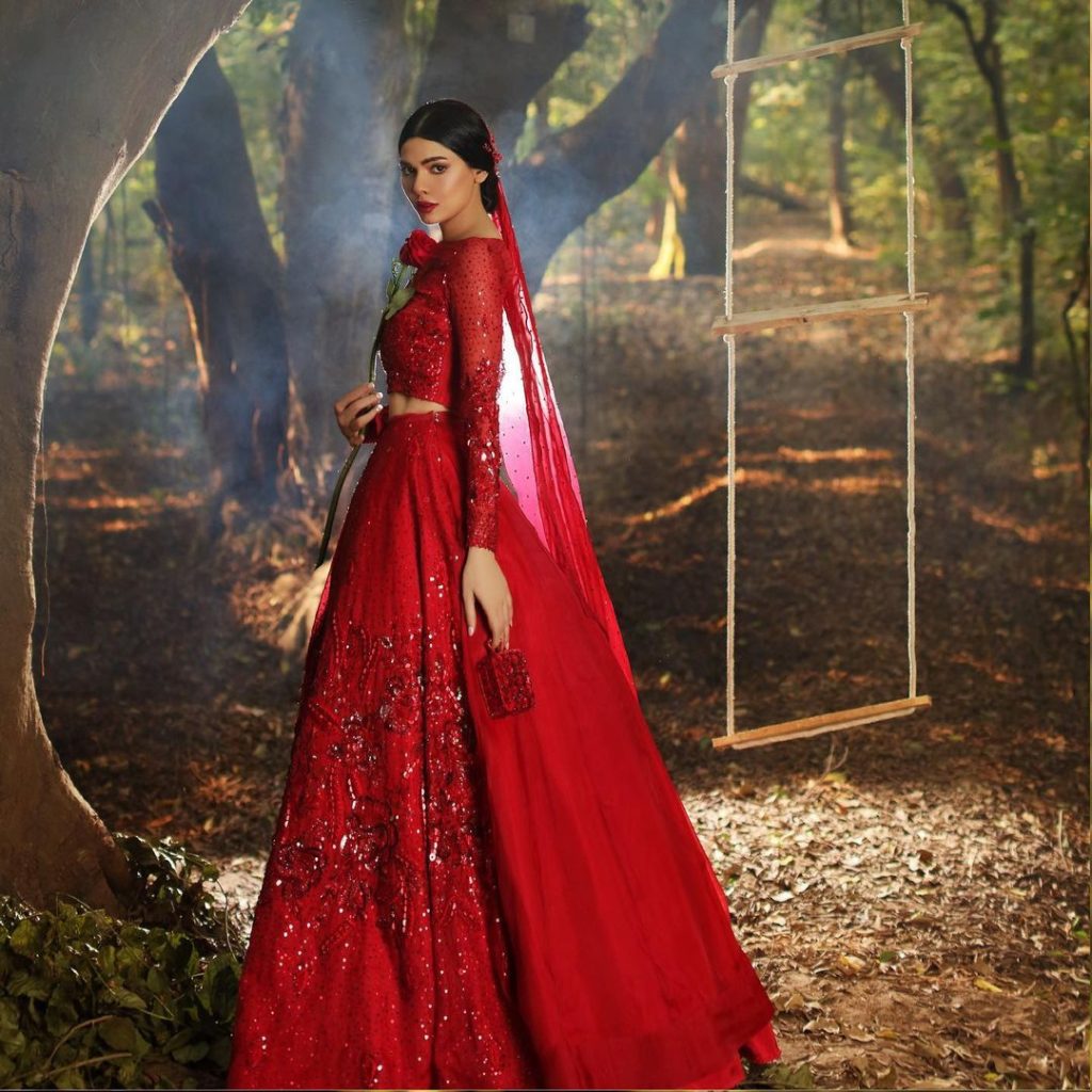 Sara Loren Flaunts Elegance in Her Recent Photoshoot