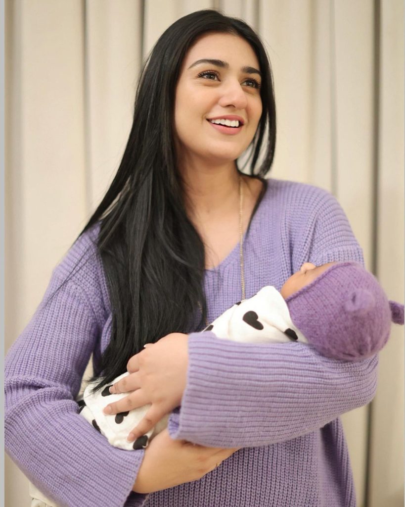 Sarah Khan With Her Daughter - New Adorable Pictures