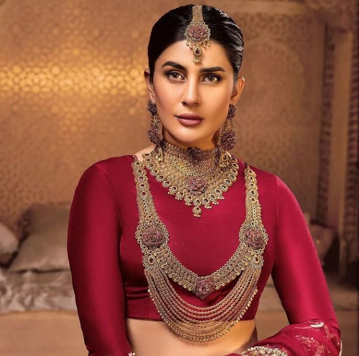 Kubra Khan Stuns Like A Royalty In Her Shoot