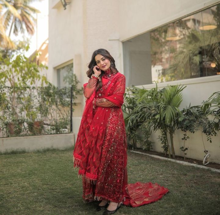 Aiman Khan Stuns In Naqsh By Maryam | Reviewit.pk