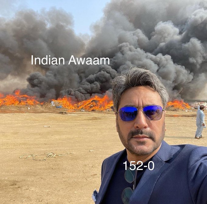 Hilarious Memes on Adnan Siddiqui's Viral Picture