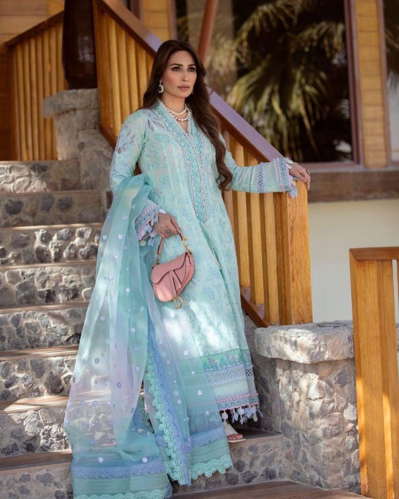 Reema Khan Dazzles In Farah Talib Aziz Lawn 2022