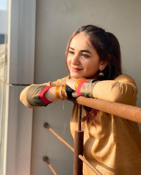 Yumna Zaidi Bids Farewell To Parizaad