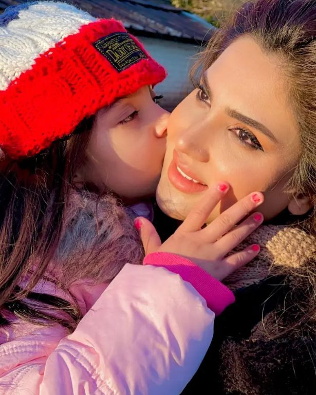 Beautiful Clicks Of Fiza Ali And Daughter Faraal From Nathiagali