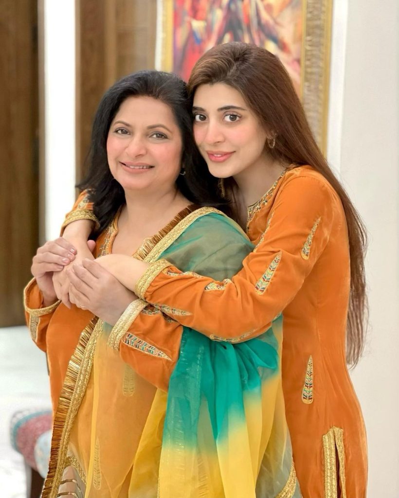 Urwa And Mawra's Beautiful Pictures With Their Mom