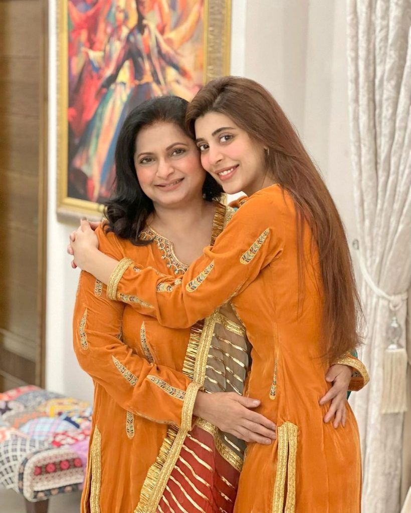 Urwa And Mawra's Beautiful Pictures With Their Mom