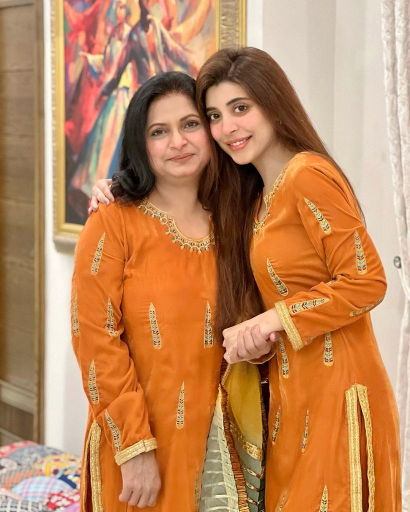 Urwa And Mawra's Beautiful Pictures With Their Mom