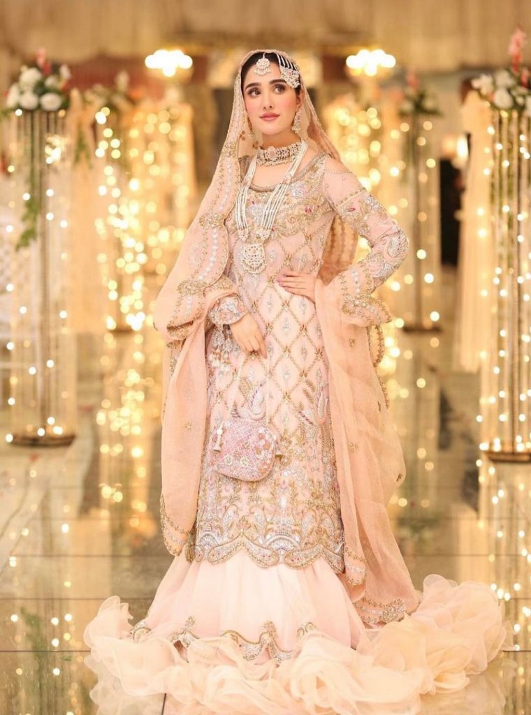 Aiza Awan’s Appealing Dresses From Yeh Na Thi Hamari Qismat