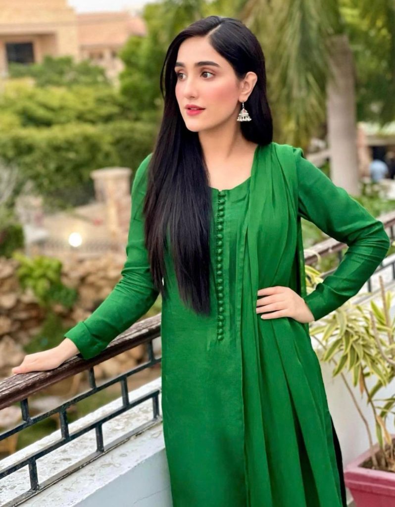 Aiza Awan’s Appealing Dresses From Yeh Na Thi Hamari Qismat