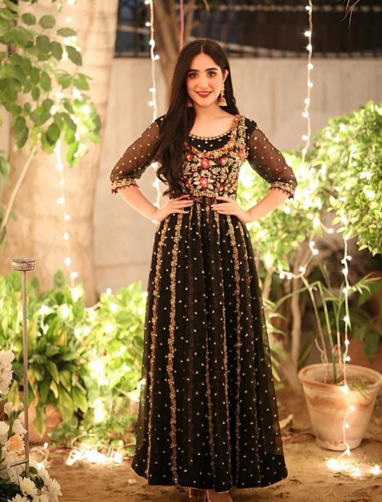 Aiza Awan’s Appealing Dresses From Yeh Na Thi Hamari Qismat