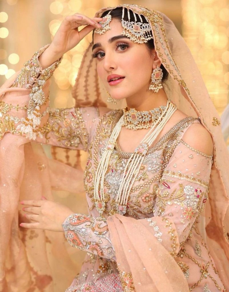 Aiza Awan’s Appealing Dresses From Yeh Na Thi Hamari Qismat