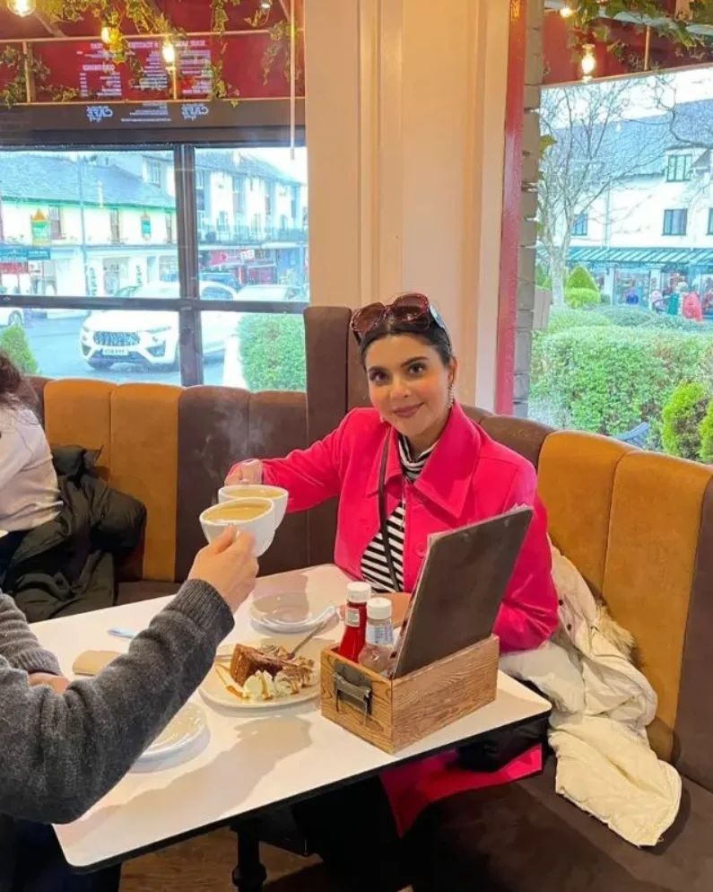 Nida Yasir Vacationing In UK with Husband Yasir Nawaz