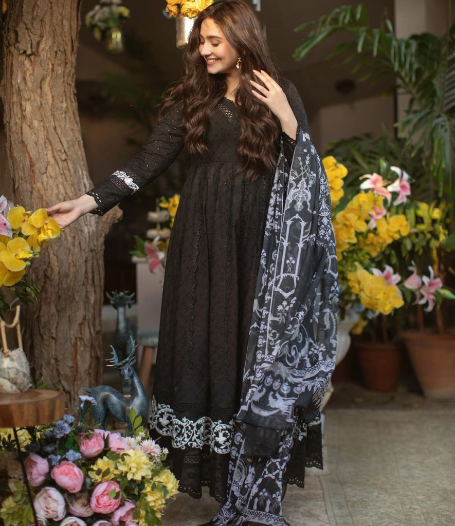 Dur e Fishan And Saba Hameed Give Pure Family Vibes In Latest Shoot