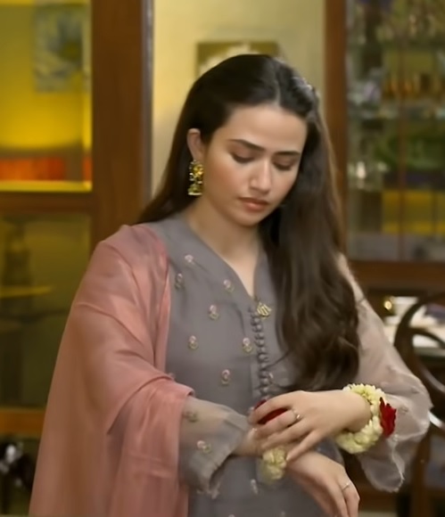 Sana Javed’s Beautiful Elegant Dresses From Aye Musht-e-Khaak