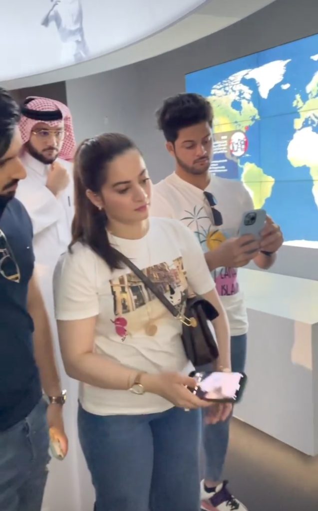 Aiman ​​Khan and Minal Khan enjoying in Qatar with family