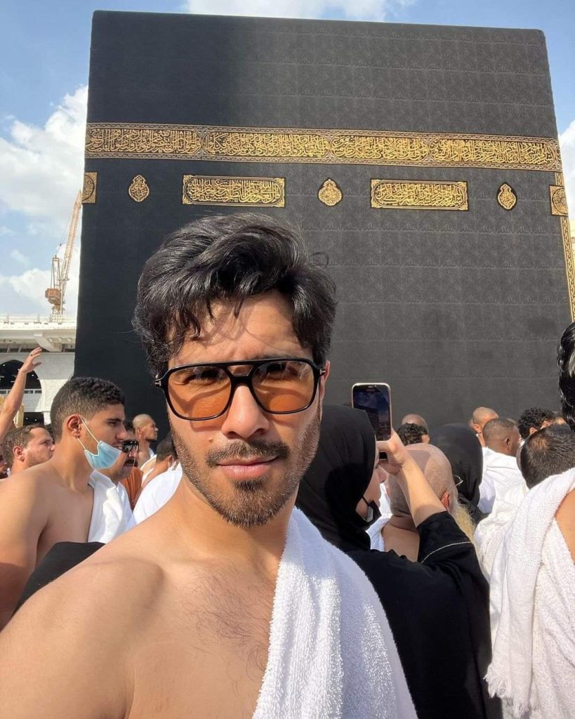 Netizens React To Feroze Khan Posing in Front of Khana Kaaba