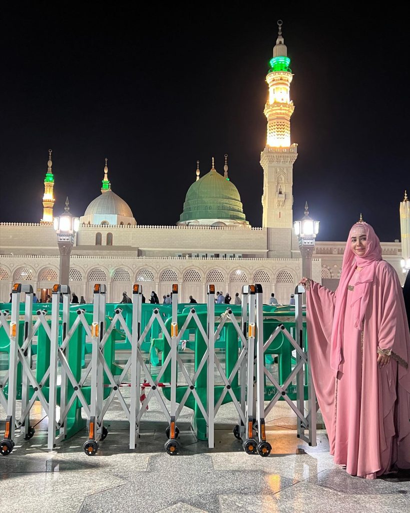 Public Criticism on Humaima Malick's Modelling Poses Infront Of Khana Kaaba