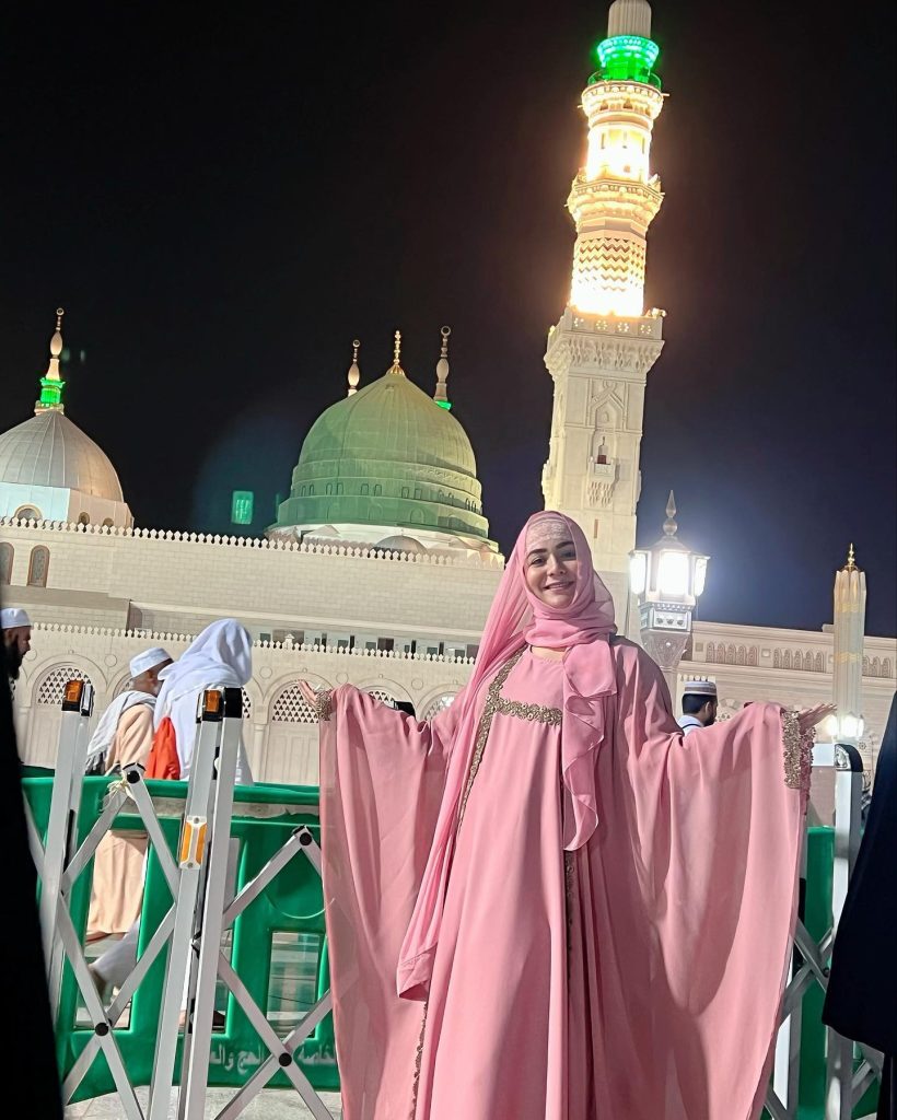 Public Criticism on Humaima Malick's Modelling Poses Infront Of Khana Kaaba