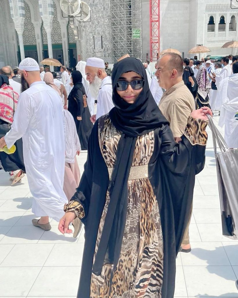 Public Criticism on Humaima Malick's Modelling Poses Infront Of Khana Kaaba