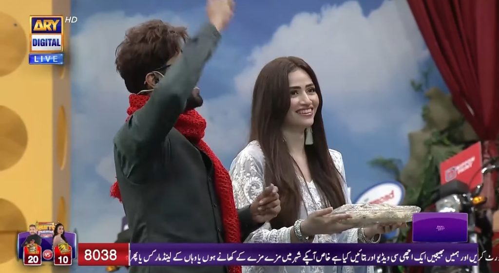 What did Sana Javed Gift To Jeeto Pakistan Audience - Watch Video