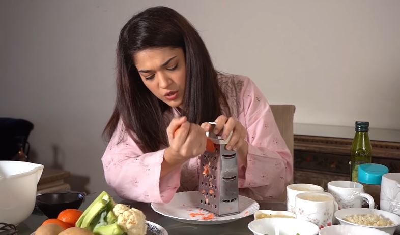 Sanam Jung Shares Her Amazing Diet Pakoras Recipe | Reviewit.pk