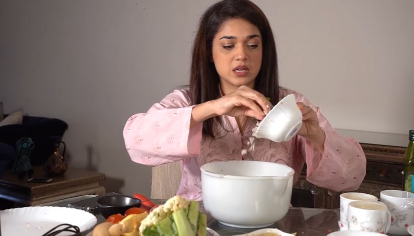 Sanam Jung Shares Her Amazing Diet Pakoras Recipe | Reviewit.pk