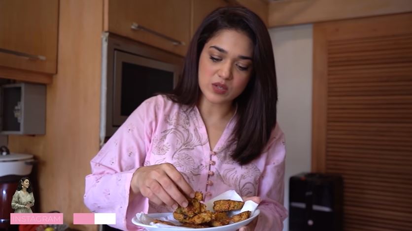 Sanam Jung Shares Her Amazing Diet Pakoras Recipe | Reviewit.pk