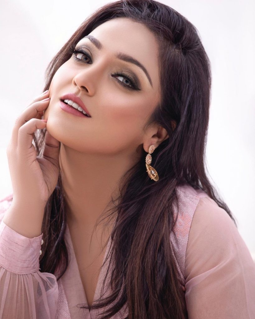 Actress Uroosa Siddiqui's Recent Alluring Pictures