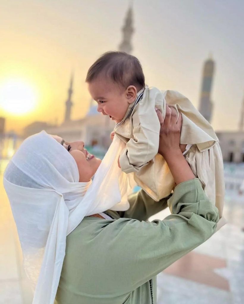 Zaid Ali And Family Beautiful Pictures From Masjid-e-Nabawi