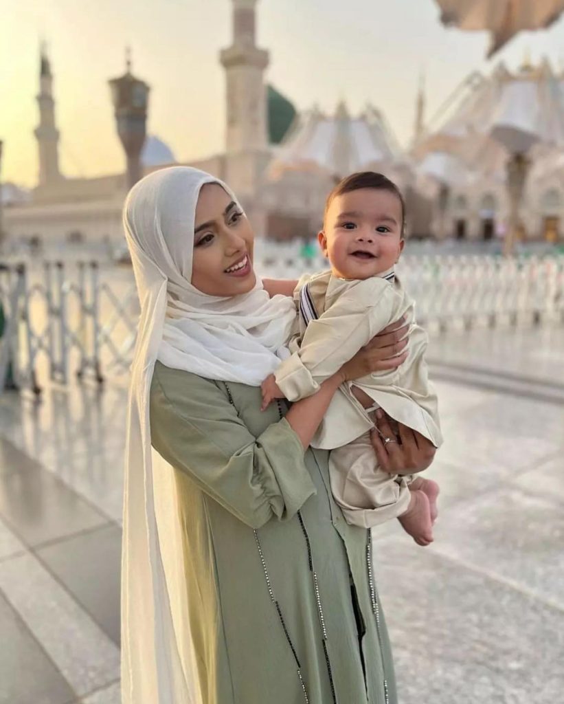 Zaid Ali And Family Beautiful Pictures From Masjid-e-Nabawi