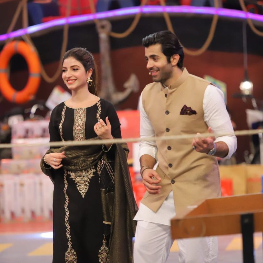 Kinza Hashmi Beautiful Pictures With Sheheryar Munawar From Show