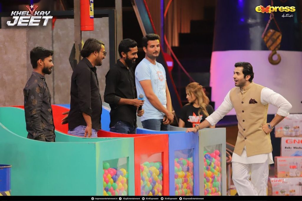 Kinza Hashmi Beautiful Pictures With Sheheryar Munawar From Show