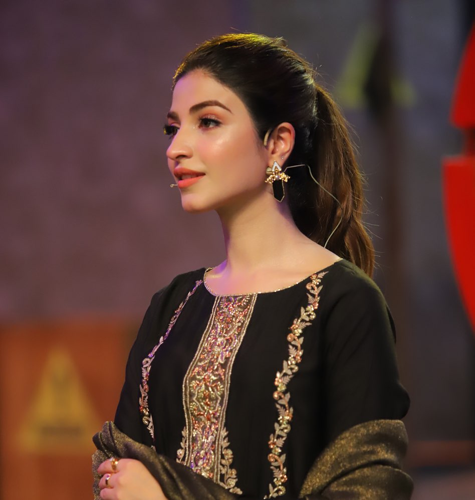 Kinza Hashmi Beautiful Pictures With Sheheryar Munawar From Show