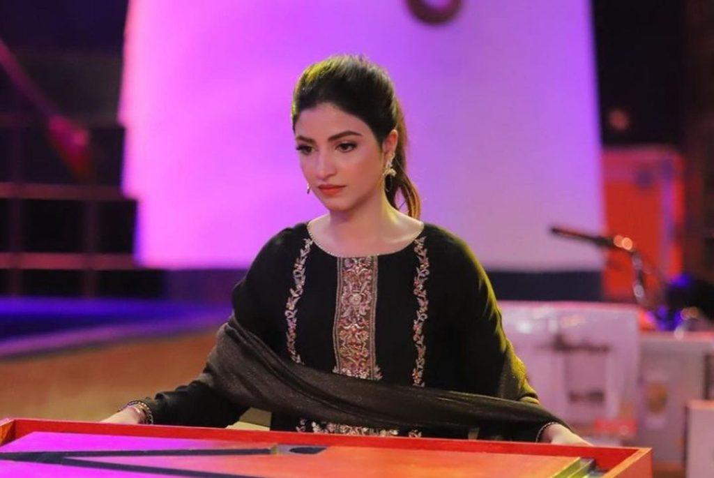 Kinza Hashmi Beautiful Pictures With Sheheryar Munawar From Show