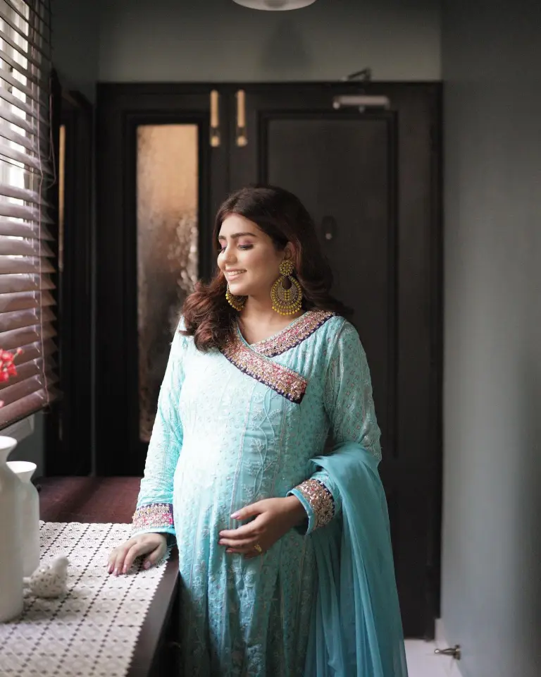 Anumta Qureshi Shares Adorable Pregnancy Pictures