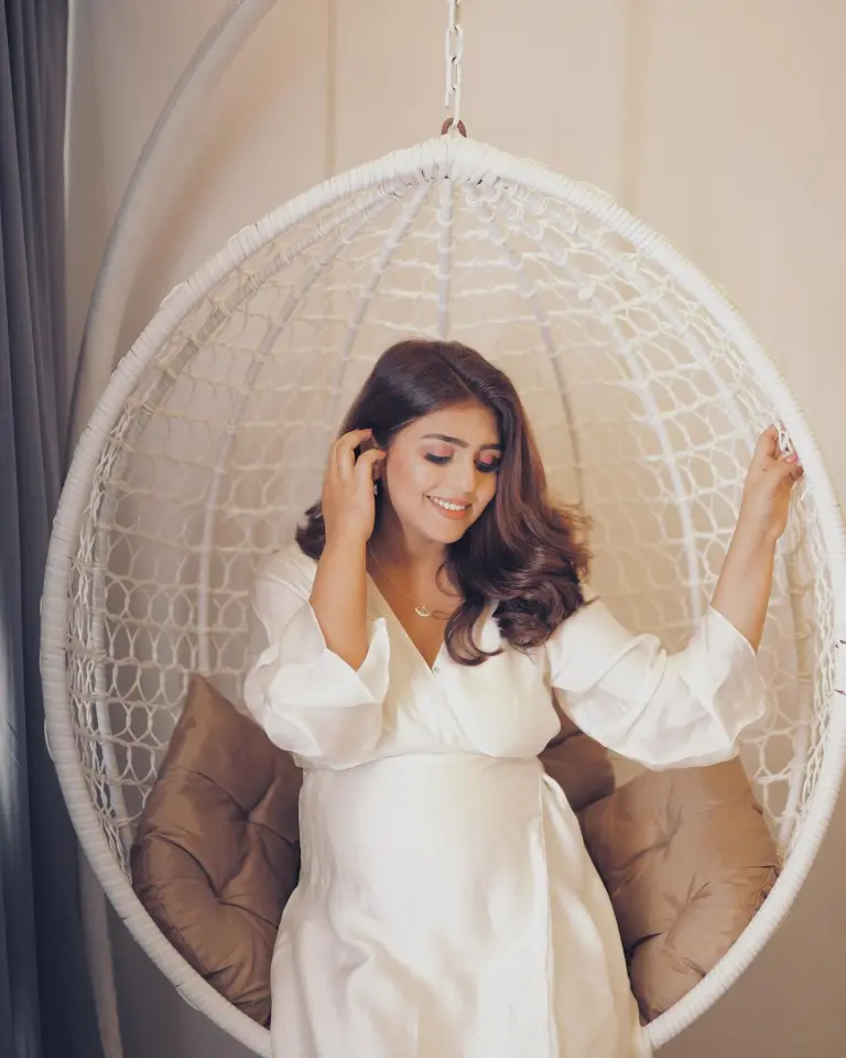 Anumta Qureshi Shares Adorable Pregnancy Pictures