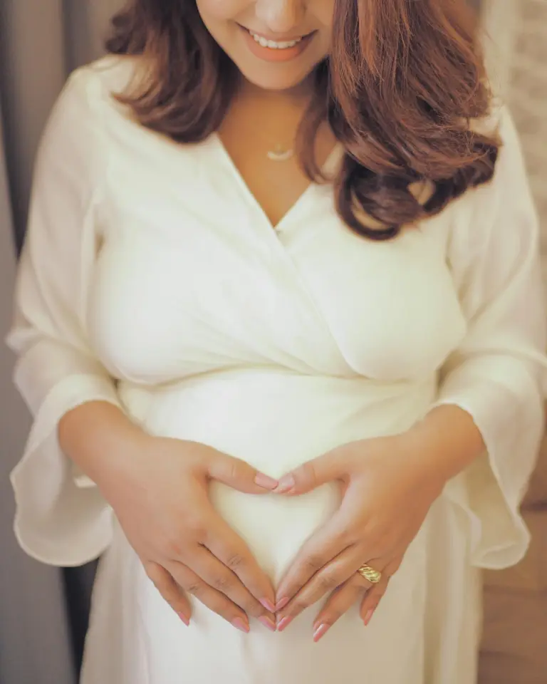 Anumta Qureshi Shares Adorable Pregnancy Pictures
