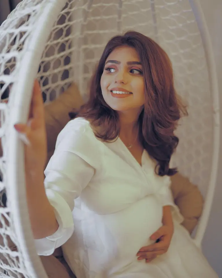 Anumta Qureshi Shares Adorable Pregnancy Pictures