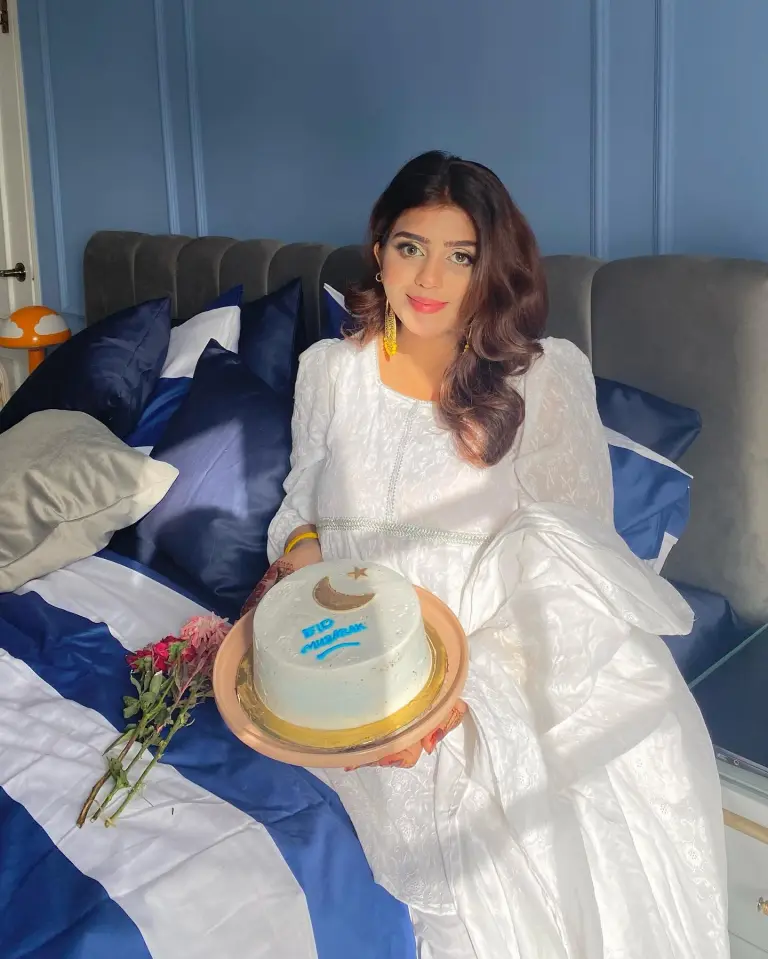 Anumta Qureshi Shares Adorable Pregnancy Pictures