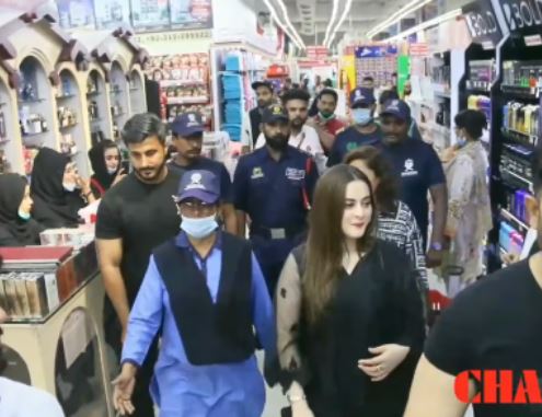 Aiman Khan's Visit To Chase Departmental Store Karachi