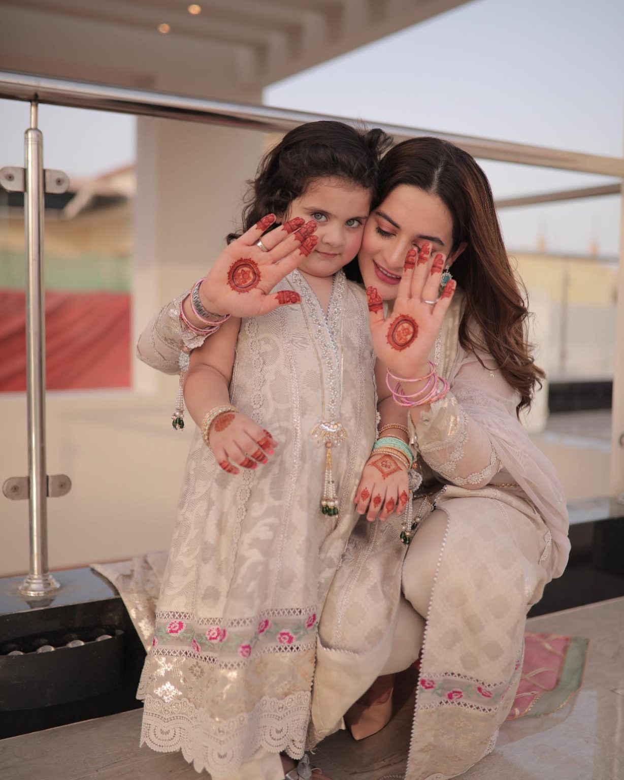 Adorable Family Pictures Of Aiman Khan From Eid Ul Fitr 2022 | Reviewit.pk