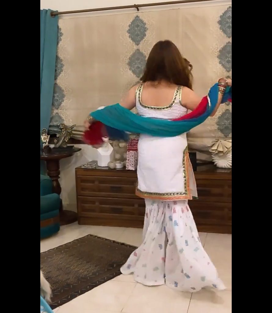 Popular host Amber Khan's Eid dress invites public criticism
