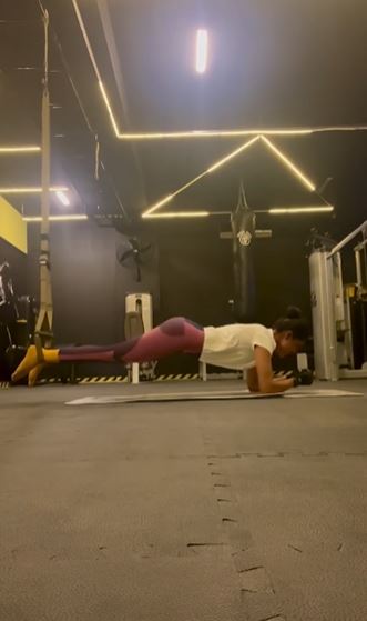 Amna Ilyas’ Recent Workout Video Sets Internet On Fire