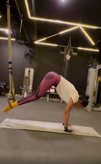 Amna Ilyas’ Recent Workout Video Sets Internet On Fire