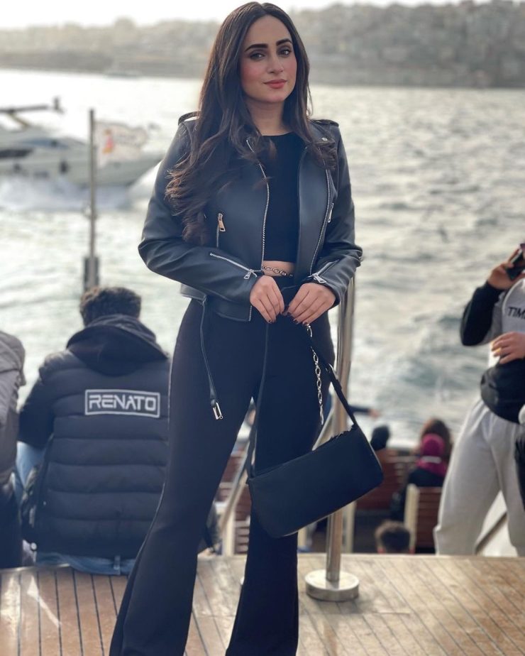 Actress Inaya Khan's Captivating Clicks From Turkey | Reviewit.pk